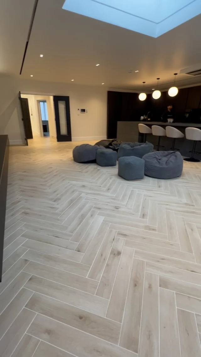 Want this herringbone porcelain tile look? Get yours from @varunabagno 😊

Wooden Tile Effect collection stands out for its sophisticated appearance, where the irregular patterns and their nuances create a perfect tandem with the delicate and elaborate relief.

Visit us at our showroom in Kingsbury :
Unit 13 Kingsbury Trading Estate | Barningham Way | Kingsbury
London. NW9 8AU

or call us on 0203 4093001 

#herringbone #herringboneflooring #porcelain #homedecor #homedesign #livingroom